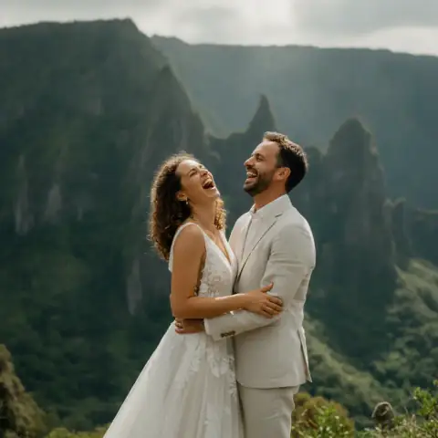 Éclat de rire spontané des mariés pendant la séance couple