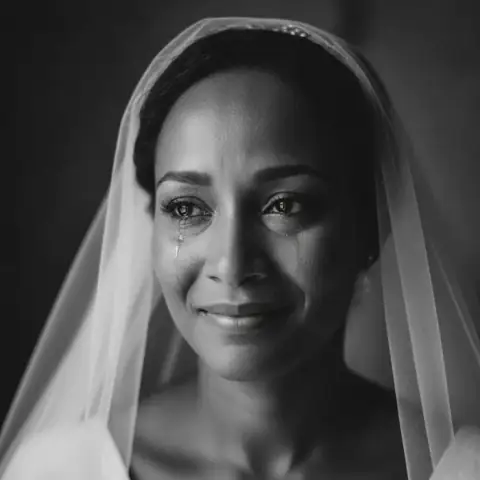 Portrait en noir et blanc d'une mariée émue